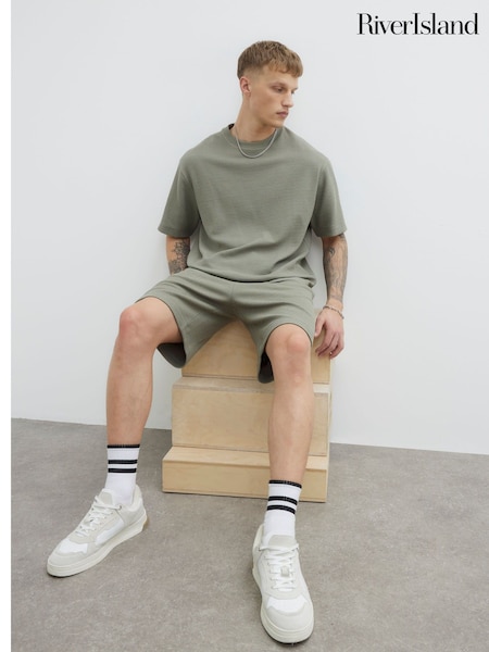 River Island Green Regular Fit Textured Crinkle Shorts (H19456) | €34