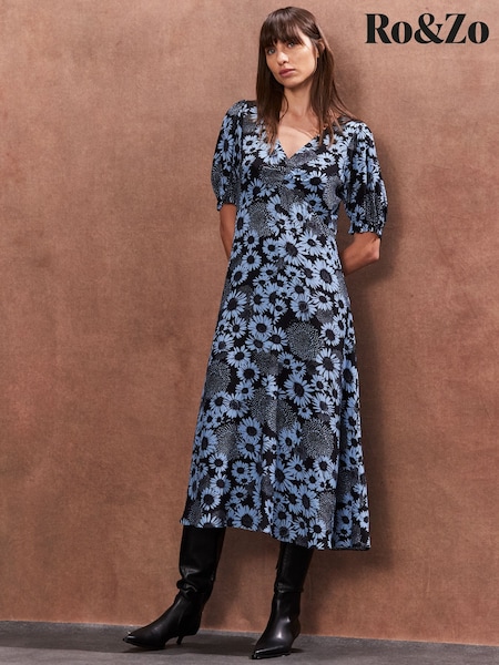 Ro&Zo Blue Petite Daisy Print Ruched Front Dress (H21008) | €126