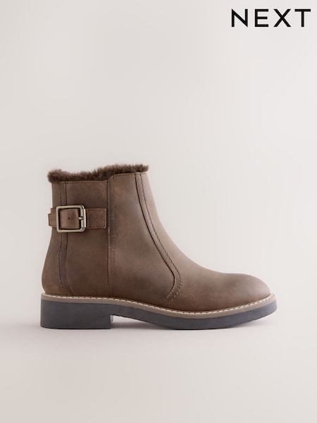 Čokoladno rjavo naoljeno usnje - Forever Comfort® Faux Fur Lined Buckle Trim Ankle Boots (H21977) | € 78