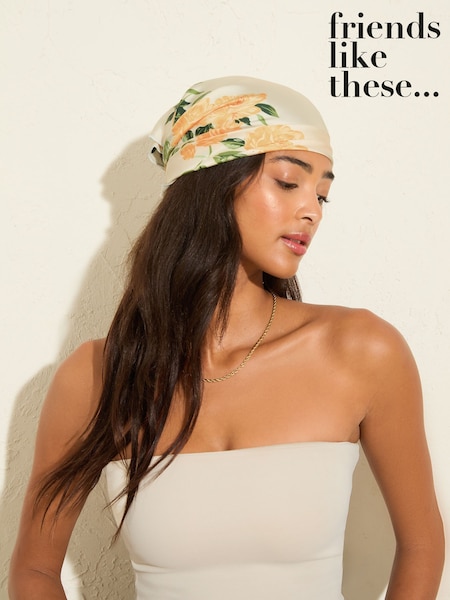 Floral amarelo - Friends Like These Satin Printed Multiway Scarf (H42143) | R$ 180