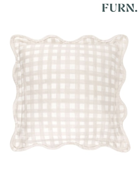 furn. Natural Scallop Edge Gingham Cushion (H42579) | €34