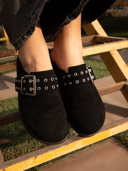 Off The Hook Paddington Buckle Suede Comfort Footbed Sandals (H47352) | R$ 465
