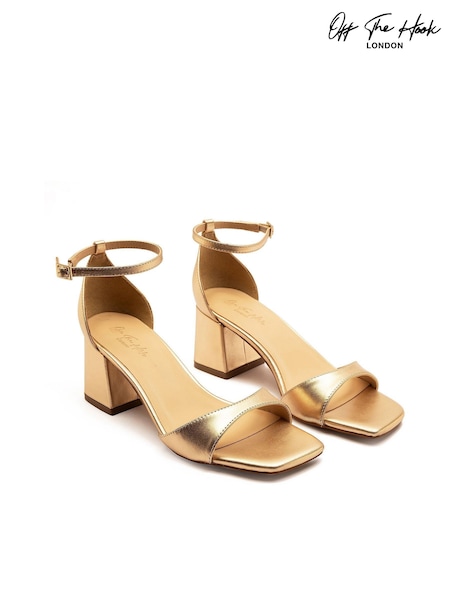 Prata - Off The Hook Knightsbridge Leather Block Heel Ankle Strap Sandals (H47354) | R$ 415