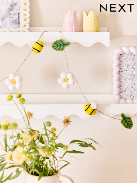 Yellow Spring Felt Daisy and Bee Garland (H67262) | € 10