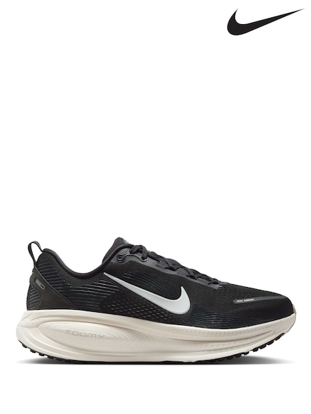 Melns/balts - Regular Nike (wide) Vomero 18 Running Trainers