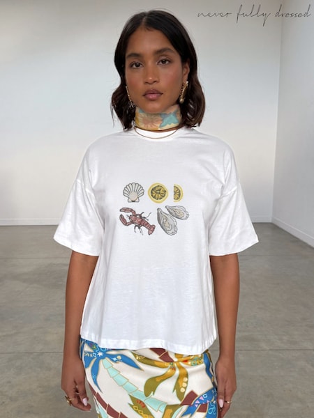 Never Fully Dressed Sea Food T-Shirt (H68843) | R$ 485