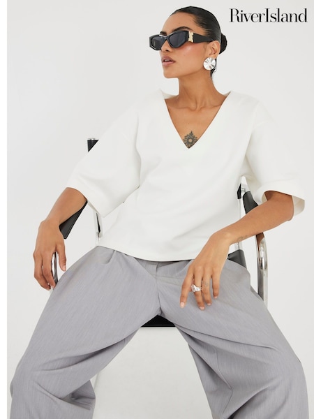 River Island V-Neck Interlock T-Shirt (H69827) | R$ 285