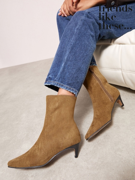 Castanho castanho - Friends Like These Faux Suede Kitten Heel Smart Point Ankle Boots (H69990) | R$ 415