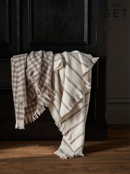 The Set 2 Pack Natural Gingham Cosy Throws (H70260) | €40