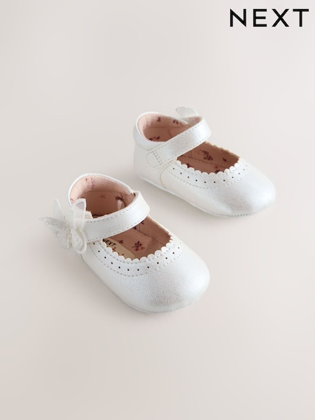 White Shimmer Butterfly - Mary Jane Baby Shoes (0-18mths) (H81595) | R$ 100