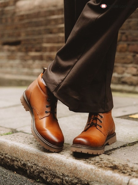 Castanho castanho - Base London Cobalt Chukka Boot (H90510) | R$ 840