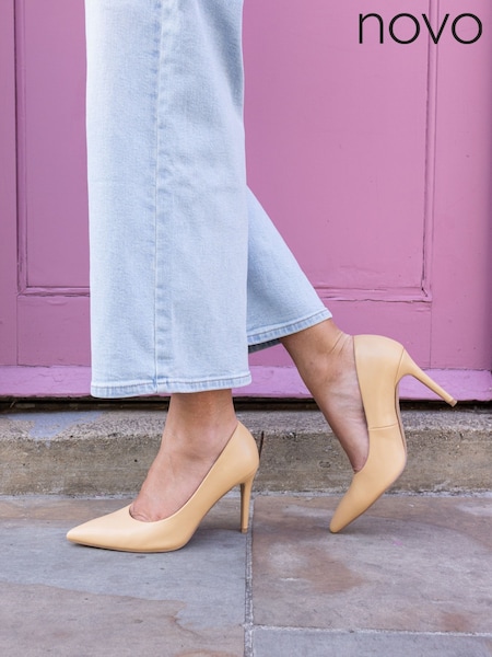 Naravni - Novo Immaculate Point Court Shoes (H96957) | € 42