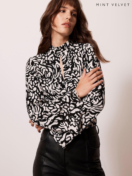 Mint Velvet Black Graphic Print Top (K79236) | €43