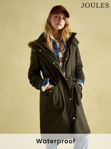 Joules Harpsden Cosy Khaki Green Waterproof Fleece Lined Raincoat with Faux Fur Hood (K96520) | R$ 1,965
