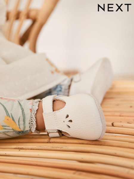 White Leather T-Bar Baby Shoes (0-24mths) (M20707) | € 11