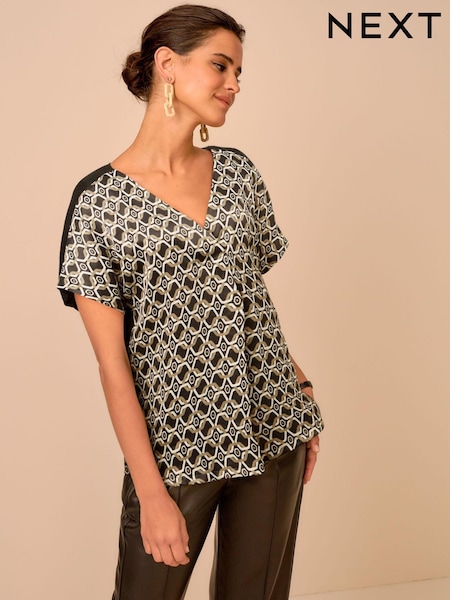 Črna geo potisk - Short Sleeve Satin Front V-Neck T-Shirt (M23487) | € 12