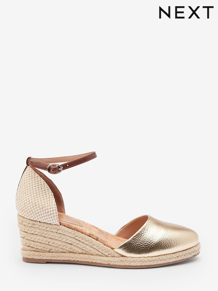 zlata (barva); zlato - Forever Comfort® Closed Toe Wedges (M64652) | € 21