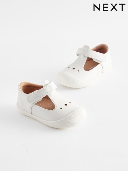 White Standard Fit (F) Crawler T-Bar Shoes (N09150) | €29