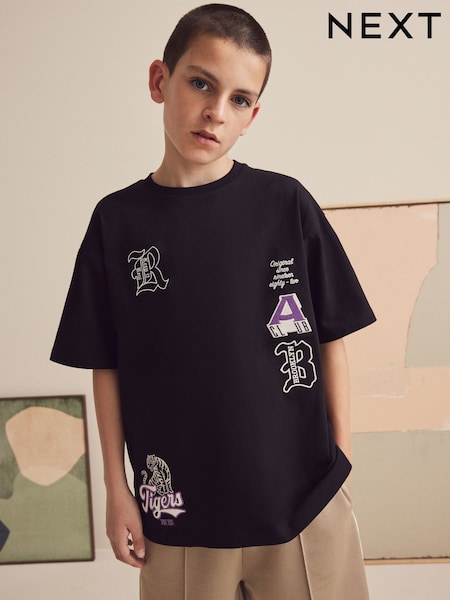 Czarny haft w stylu uniwersyteckim - Relaxed Fit 100% Cotton Short Sleeve Graphic T-Shirt (3-16yrs) (N17935) | 12 zł - 16 zł