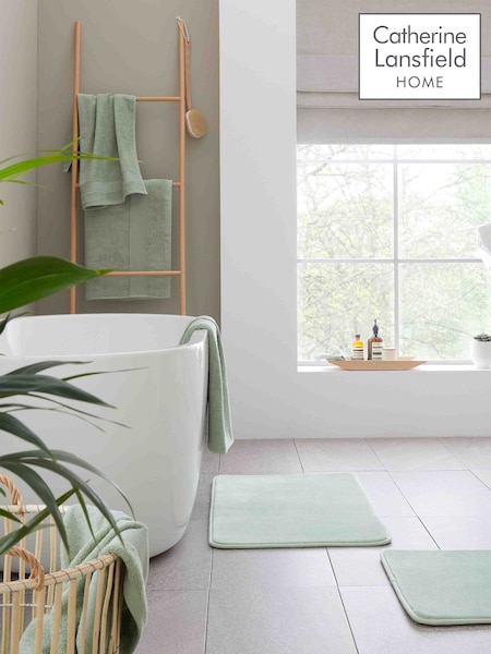 Catherine Lansfield Set of 2 Sage Green Anti-Bacterial 100% Cotton Towels (N25608) | €42
