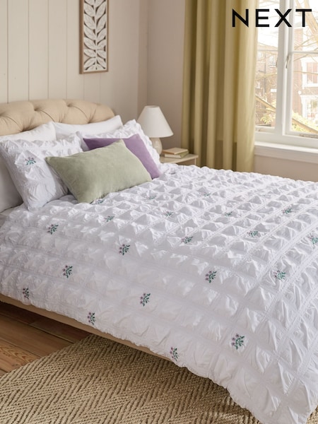 White Floral Embroidered Seersucker Duvet Cover and Pillowcase Set (N25972) | €19 - €36