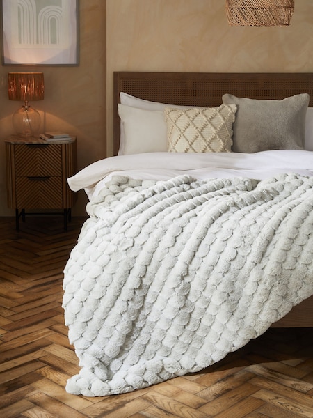 Grey Luna Scalloped Plush Faux Fur Throw (N64142) | €76