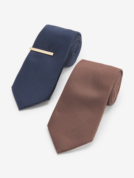 Mornarsko modra/rumenorjava - Textured Ties 2 Pack With Tie Clips (N65073) | € 14