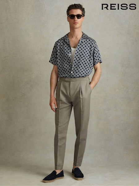 Vaalea khaki - Reiss Com Relaxed Cropped Trousers With Turned-up Hems (N97352) | €217