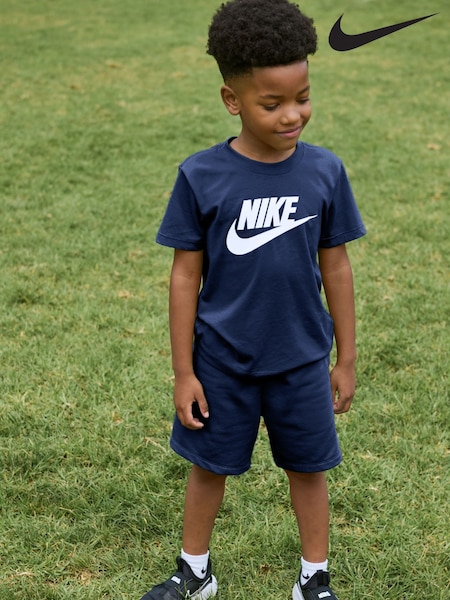 Granatowy - Nike Little Kids Club T-shirt And Shorts Set (Q45116) | 220 zł
