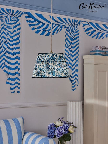 Cath Kidston Cream/Blue Gathered Strawberry Garden Easyfit Shade (Q68798) | €74