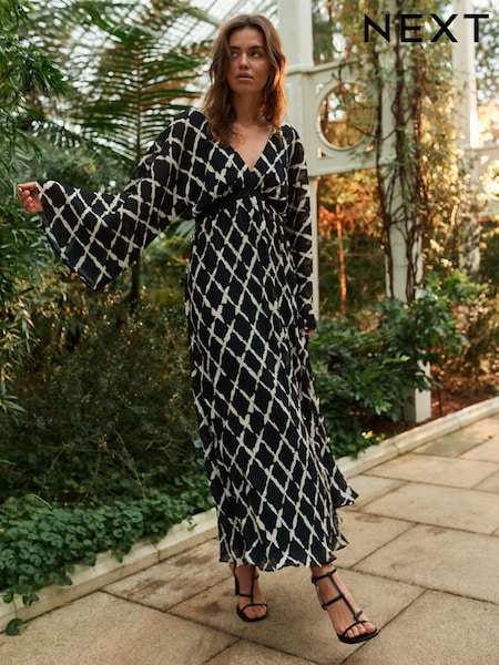 Black/White Wide Sleeve V-Neck Textured Dress (Q70640) | €33