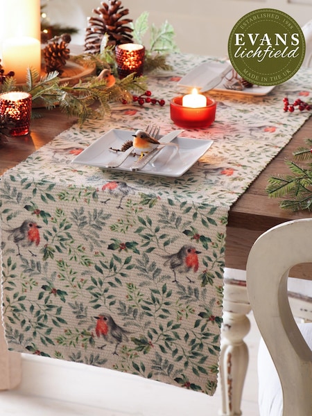 Evans Lichfield Green Robin Christmas Table Runner (Q82884) | R$ 150
