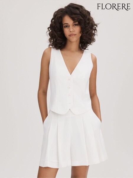 Florere High Rise Pleated Shorts (Q83370) | €129