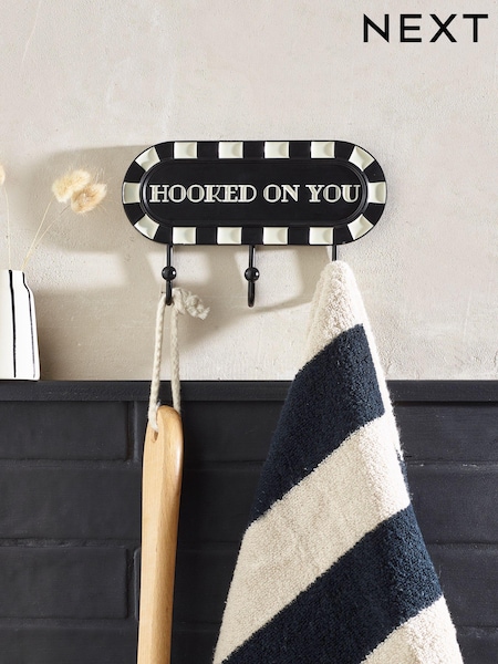 Monochrome Hooks (Q95195) | AED32