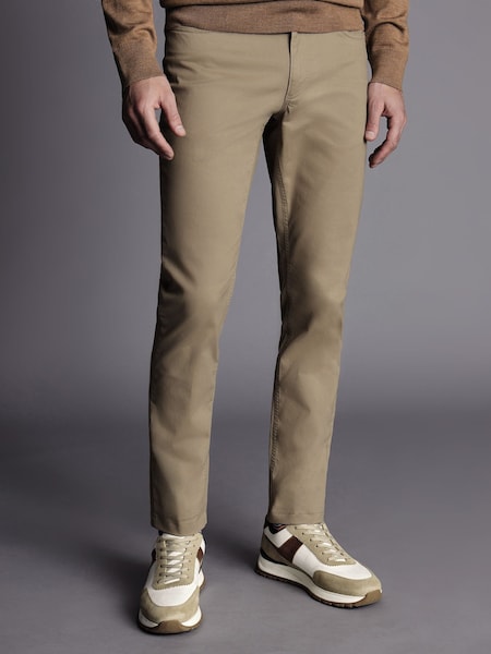 لون طبيعي - بنطال جينز من نسيج التويل بتلبيس رشيق و5 جيوب من ‪Charles Tyrwhitt‬​​​​​​​ (Q99323) | ‏20 ر.ع.‏