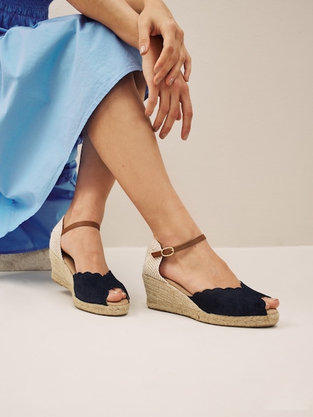 Navy Blue Scallop Peep Toe Wedges (T06693) | € 13