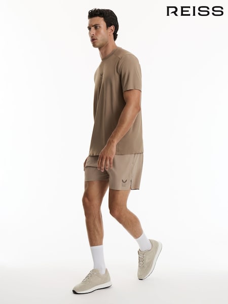 beis - Regular Reiss 5 Deep Split Short Reiss | Castore 5-inch Training Shorts