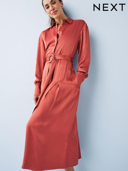 Marron rouille - Robe mi-longue en satin avec ceinture (U43841) | € 23