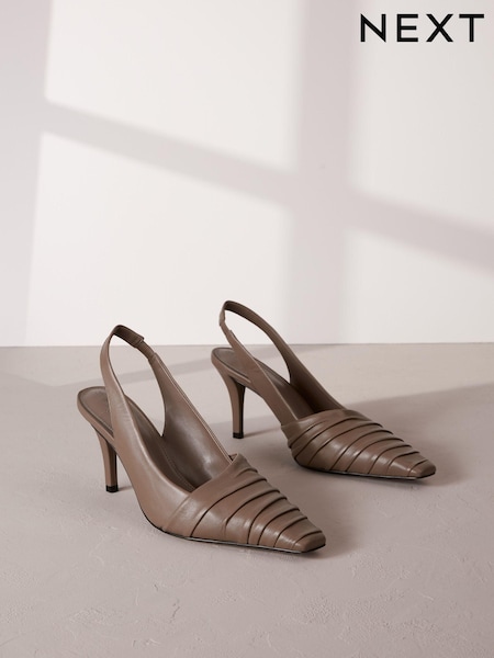 Taupe rjava - Signature Leather Ruched Slingback Heels (U66536) | € 38