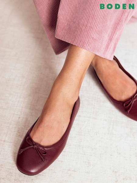 Boden Red Kitty Flexi Sole Ballet Pumps (V16687) | R$ 880