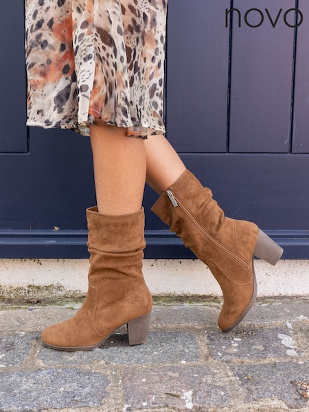 Novo Brown Wide Fit Joany Block Heel Slouch Ruched Ankle Boots (V24174) | R$ 435