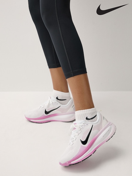 أبيض وردي - حذاء رياضي للجري على الطرقات Vomero 18 من Nike