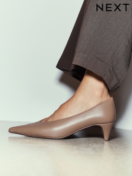 Світло-коричневий - Forever Comfort® Leather Low Court Heels