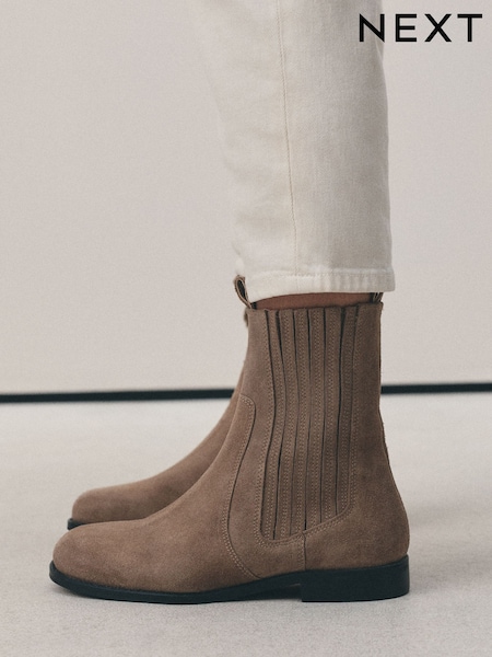 Neutral - Forever Comfort® Scround Toe Leather Chelsea Boots