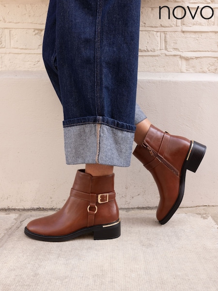 Castanho - Novo Wide Fit Dora Buckle Ring Detail Flat Ankle Boots (W04989) | R$ 415