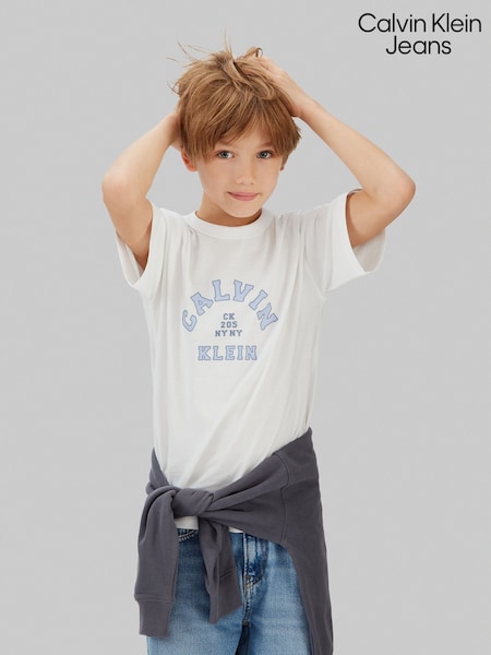 Calvin Klein Jeans Relaxed Varsity Logo T-Shirt (W20157) | R$ 245 - R$ 295