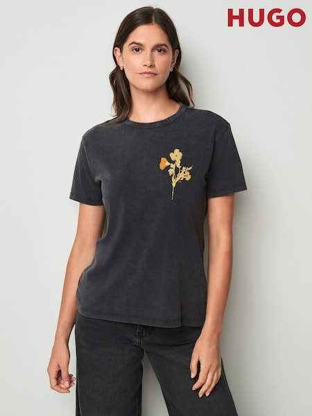 Preto - HUGO Damacia Ribbon Graphic Print Logo T-Shirt (W22710) | R$ 585