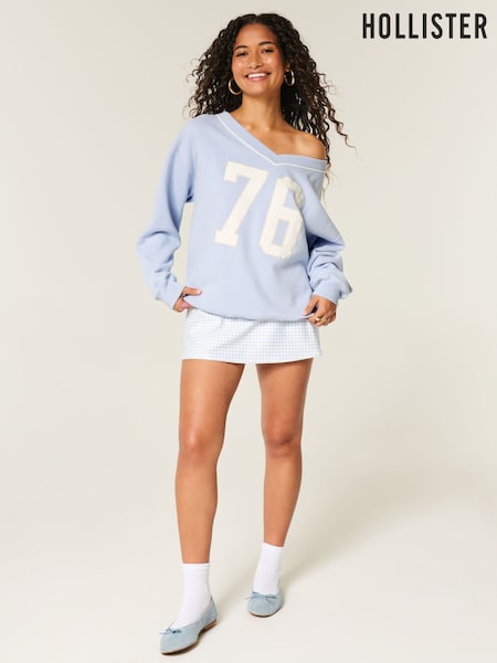 Hollister Blue V-Neck Cold Shoulder Graphic Sweatshirt (W29420) | R$ 355