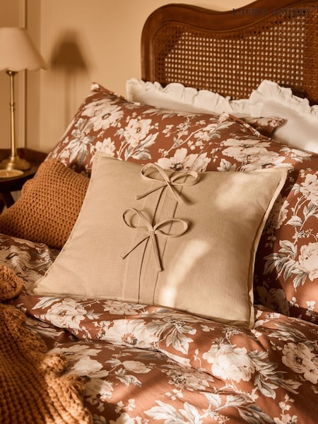 Laura Ashley Sasha Bow Cushion (W48579) | R$ 295
