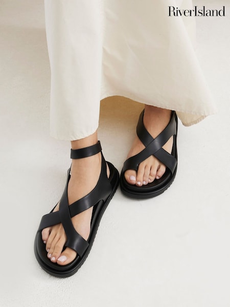 River Island Black Cross Over Footbed Sandals (W54045) | R$ 375